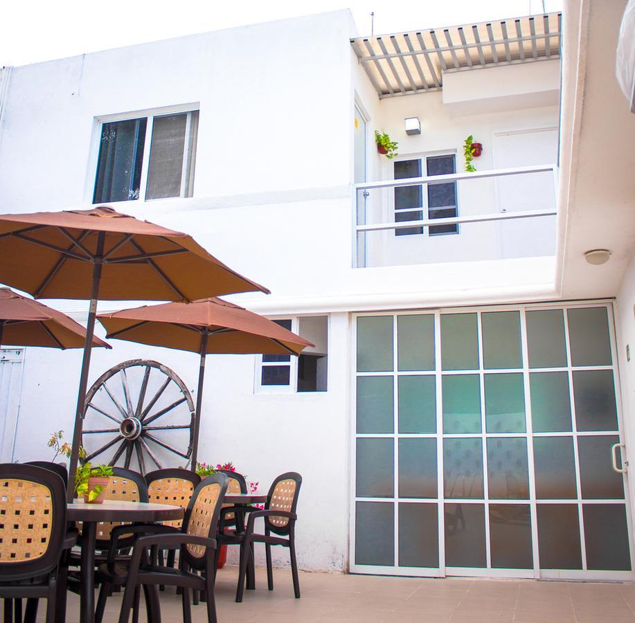 Moloch Hostel & Suites Cancun Exterior photo